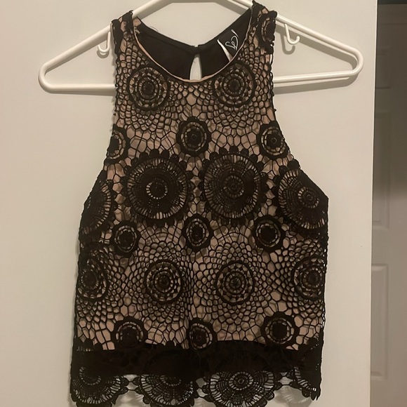 ✨ Black & tan crochet racerback top ✨ - Picture 5 of 5